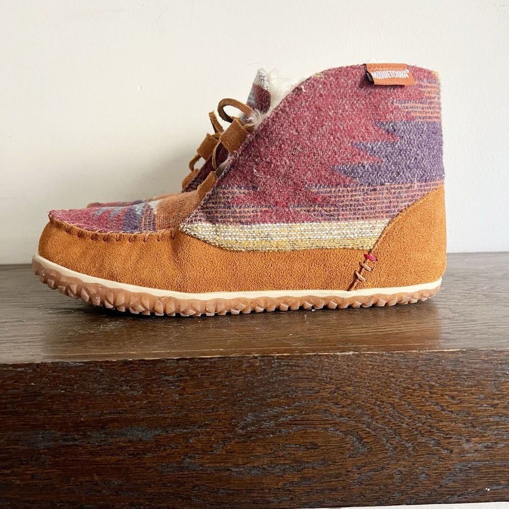 Minnetonka Torrey Southwestern Aztec Suede Leather Moccasin Lace Up Ankle Boot